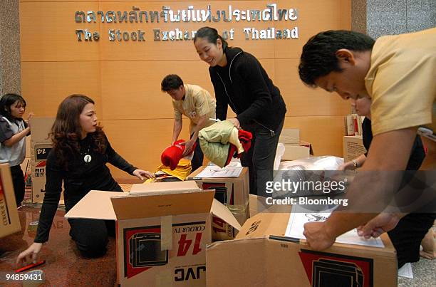 Employees of the Stock Exchange of Thailand pack donated clothing at the SET headquarters in Bangkok, Thailand, Thursday December 30, 2004. The...