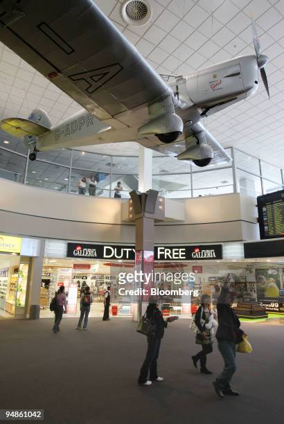People walk through Auckland International Airport, in Auckland, New Zealand, on Thursday, April 10, 2008. Auckland International Airport Ltd., New...