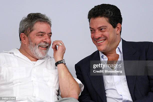 Roger Agnelli, president and chief executive officer with Cia. Vale do Rio Doce, right, speaks with Luiz Inacio Lula da Silva, Brazil's president,...