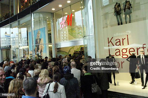 Shoppers queue for clothes at the H&M store in Milan, Italy, Friday, November 12, 2004. Europe's largest clothing chain, said fiscal fourth-quarter...