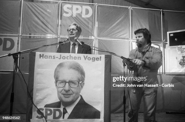 Hof, WEST GERMANY Hans-Jochen Vogel top candidate of the SPD. Social Democratic Party, campaigns on January 29, 1983 in Erlangen, Bremen, Frankfurt,...