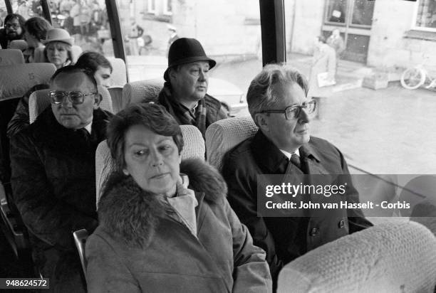 Hans-Jochen Vogel top candidate of the SPD. Social Democratic Party, campaigns in a special electoral train "Vogel Zug" on January 29, 1983 in...