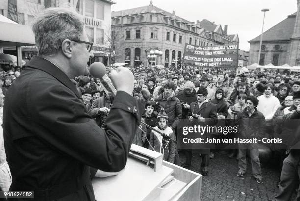 Hans-Jochen Vogel top candidate of the SPD. Social Democratic Party, campaigns on January 29, 1983 in Erlangen, Bremen, Frankfurt, Bamberg, Hof, West...