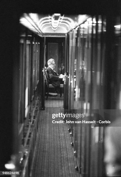 Hans-Jochen Vogel top candidate of the SPD. Social Democratic Party, campaigns in a special electoral train "Vogel Zug" on January 29, 1983 in...