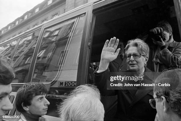 Hans-Jochen Vogel top candidate of the SPD. Social Democratic Party, campaigns in a special electoral train "Vogel Zug" on January 29, 1983 in...