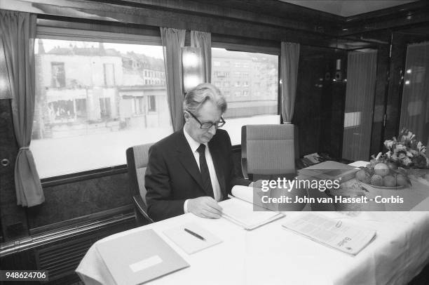 Vogel working in the train. Hans-Jochen Vogel top candidate of the SPD. Social Democratic Party, campaigns in a special electoral train "Vogel Zug"...