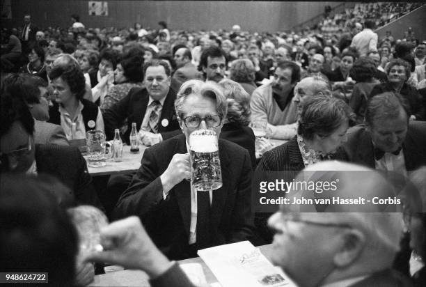 Hof, WEST GERMANY Hans-Jochen Vogel top candidate of the SPD. Social Democratic Party, sips a beer as he campaigns on January 29, 1983 in Erlangen,...