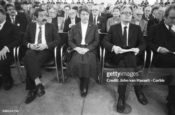 Frankfurt, WEST GERMANY Hans-Jochen Vogel top candidate of the SPD. Social Democratic Party, campaigns on January 29, 1983 in Erlangen, Bremen,...