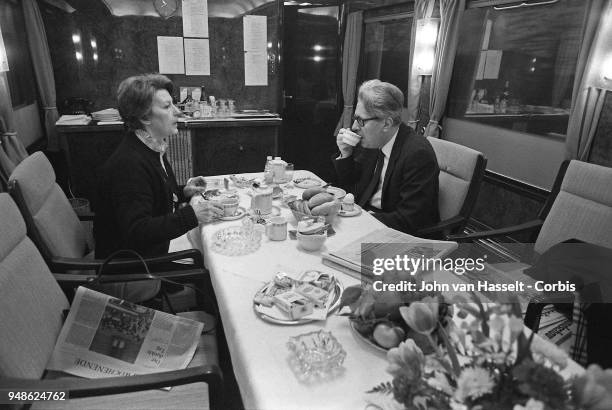 Hans-Jochen Vogel top candidate of the SPD. Social Democratic Party, campaigns in a special electoral train "Vogel Zug" on January 29, 1983 in...