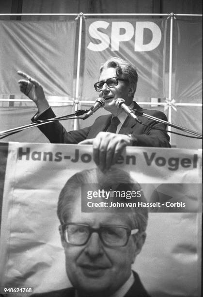 Hof, WEST GERMANY Hans-Jochen Vogel top candidate of the SPD. Social Democratic Party, campaigns on January 29, 1983 in Erlangen, Bremen, Frankfurt,...