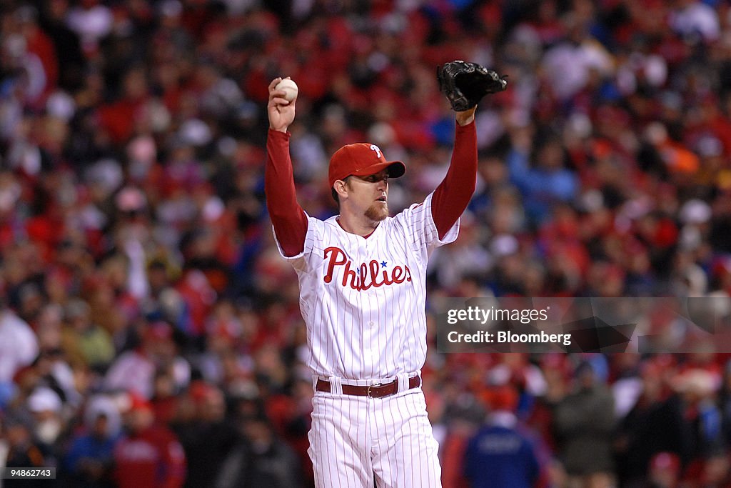 Brad Lidge of the Philadelphia Phillies prepares to pitch th