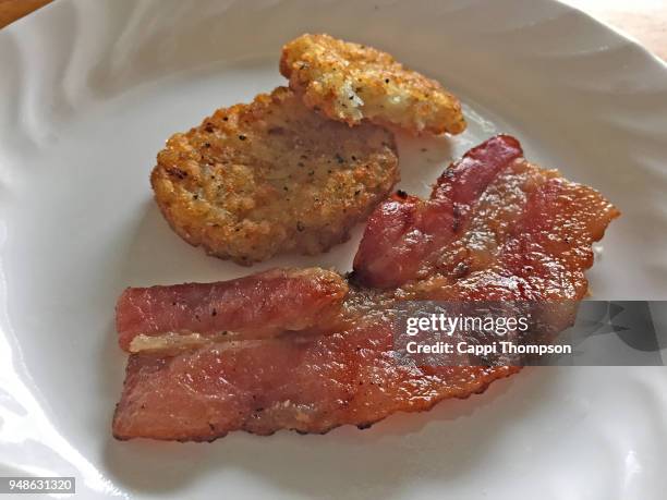 bacon and hash brown potato - pastel de patata fotografías e imágenes de stock