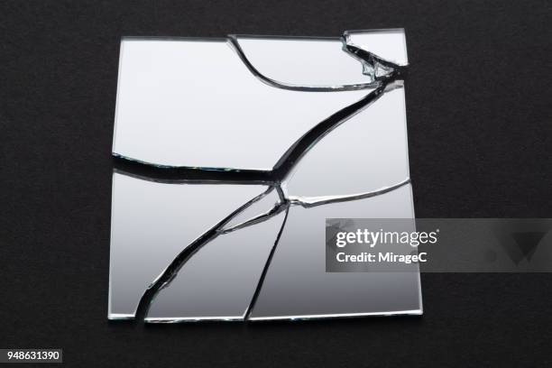broken square mirror - broken mirrors imagens e fotografias de stock