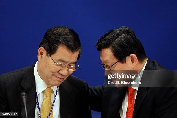 Chen Deming, China's minister of commerce, right, speaks with Vincent Siew, Taiwan's vice president-elect, during a panel on Cross-Straits economic...