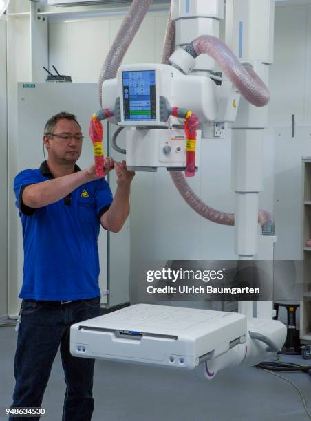 Under the brand name Siemens Healthineers, the medical technology activities of Siemens AG are summarized. Assembly work on an X-ray machine. .