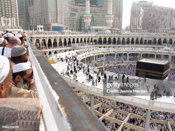 muslim people praying in kaaba - makkah mosque stock-fotos und bilder