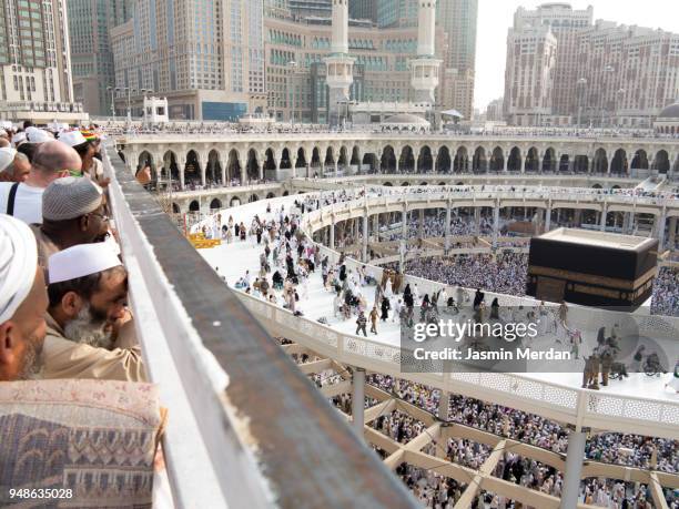 muslim people praying in kaaba - mekka stockfoto's en -beelden