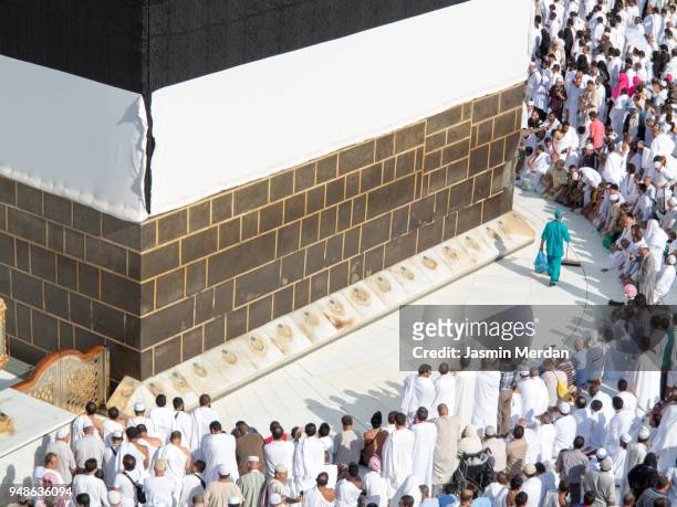 muslim people praying in kaaba - hajj 2014 stock pictures, royalty-free photos & images