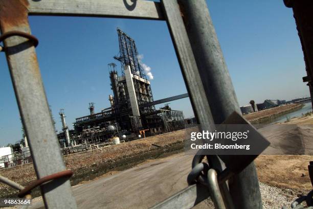 The Texaco oil refinery sits on a waterway in Long Beach,California on June 24, 2005. Crude oil reached $60 a barrel in New York for a second day on...