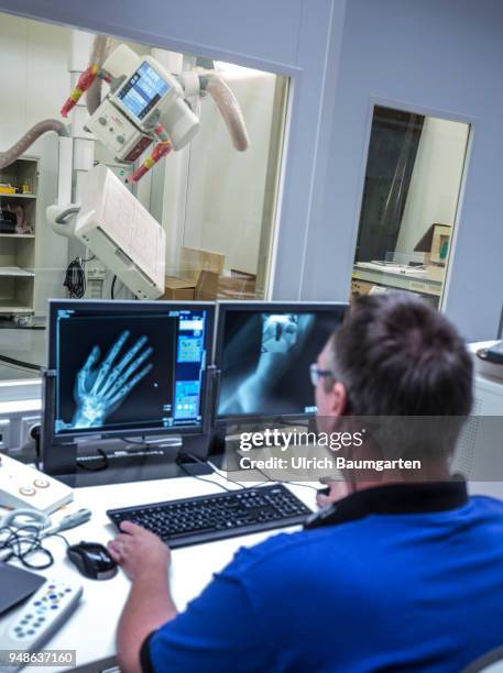 Under the brand name Siemens Healthineers, the medical technology activities of Siemens AG are summarized. Assembly and final inspection of an X-ray...