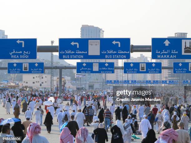 crowd of people in mecca - al haram mosque stock-fotos und bilder