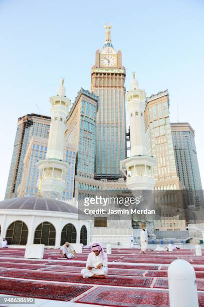 the grand mosque in mecca with hotels around - makkah clock tower stock pictures, royalty-free photos & images