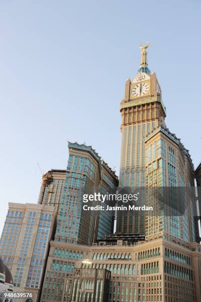 amous clock tower next to mecca grand mosque - makkah clock tower stock-fotos und bilder