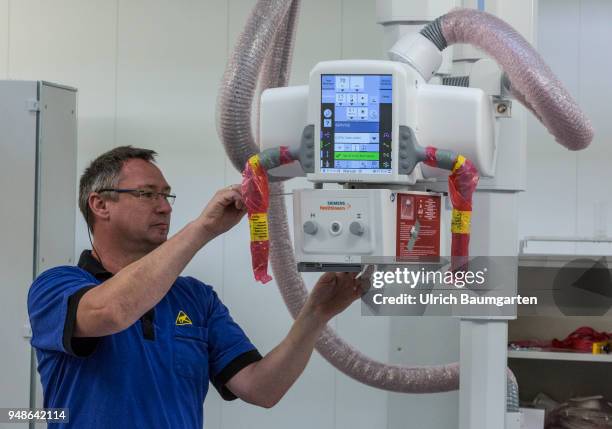 Under the brand name Siemens Healthineers, the medical technology activities of Siemens AG are summarized. Assembly work on an X-ray machine. .