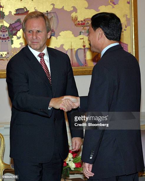 Charles Williamson, left, chief executive of Unocal Corp, meets Thai Prime Minister Thaksin Shinawatra, right, at Government House in Bangkok,...
