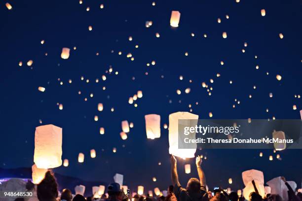 paper lantern festival over the desert at lake pleasant, phoenix, arizona - releasing foto e immagini stock