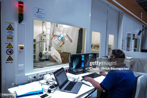 Under the brand name Siemens Healthineers, the medical technology activities of Siemens AG are summarized. Assembly and final inspection of an X-ray...