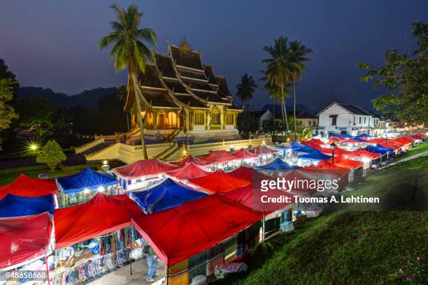 night market and haw pha bang temple in luang prabang - ルアンパバン ストックフォトと画像