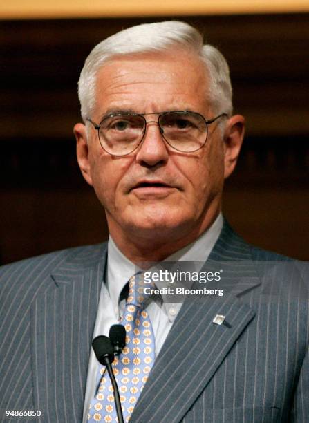 Bob Lutz, General Motor Corp. Vice chairman of global product development, addresses the Automotive Press Association at the Detroit Athletic Club in...