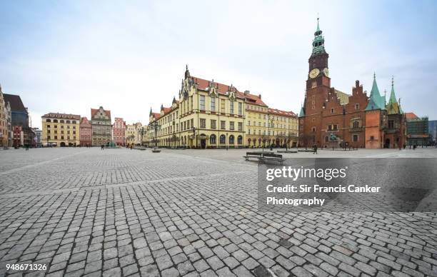 medieval rynek square (market square) in wroclaw, silesia, poland - cultura polonesa - fotografias e filmes do acervo