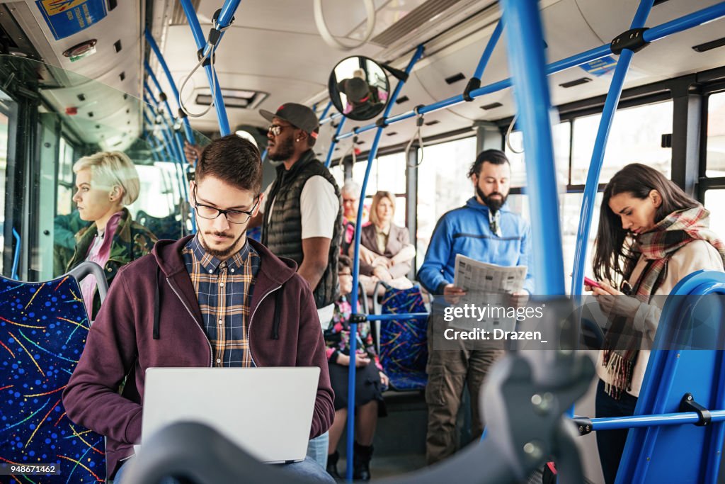 Freier Mitarbeiter arbeiten am Laptop im öffentlichen bus