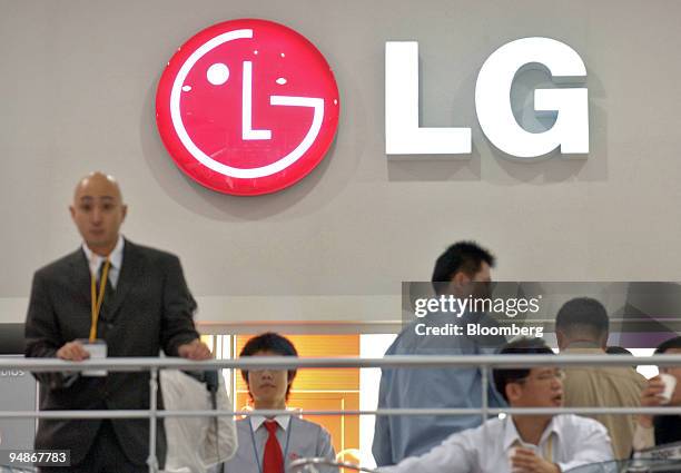 Visitor at the 2005 Korea Electronics Show in Ilsan, South Korea take a break Tuesday, October 11, 2005 at an LG Electronics cafe. LG.Philips LCD...