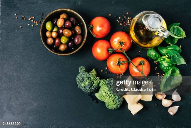 ingredients (tomatoes, broccoli, garlic, basil, parmesan cheese, and spices) - mediterraanse gerechten stockfoto's en -beelden