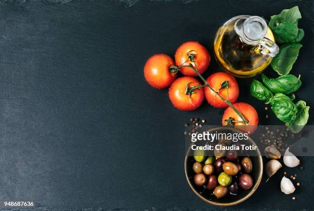 ingredients (tomatoes, garlic, basil, olive oil, and spices) - mediterranean food fotografías e imágenes de stock