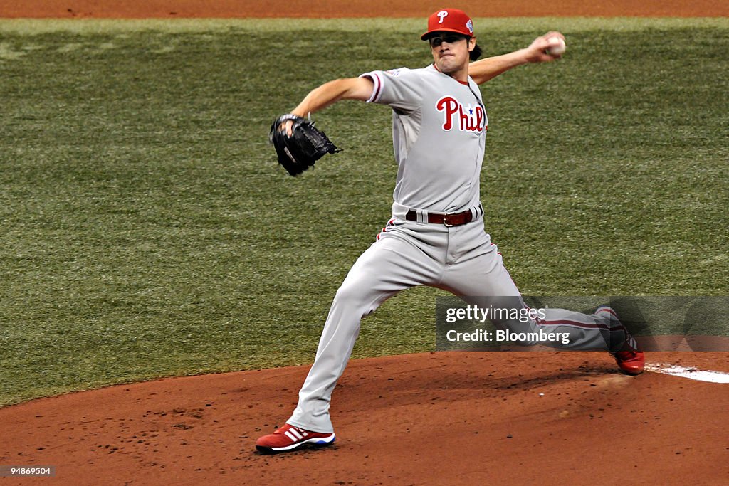 Cole Hamels of the of the Philadelphia Phillies pitches agai