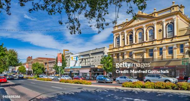 summer street with the prominent 19th century palmers building, orange, central west new south wales - nuovo galles del sud foto e immagini stock