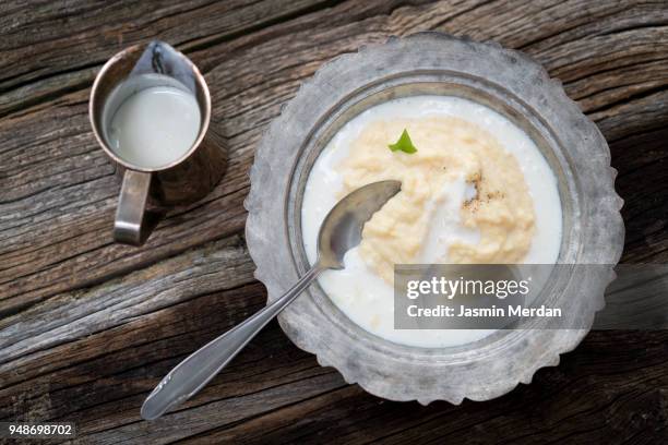 healthy breakfast - polenta fotografías e imágenes de stock