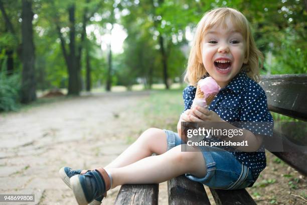 klein kind eten van ijs in een park - kid eating ice cream stockfoto's en -beelden