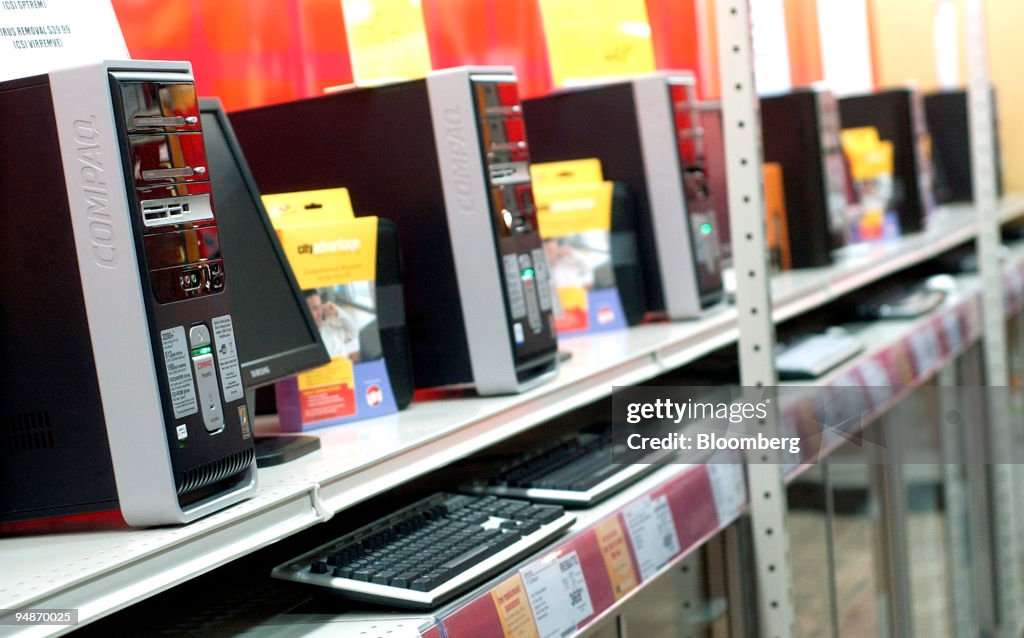 Distributor Computer Shop Computers are on display at a Circuit City store in Philadelphia ...