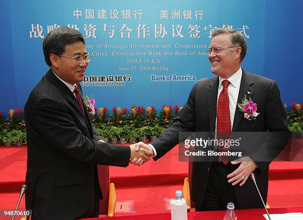 China Construction Bank Chairman Guo Shuqing, left, shakes hands with Bank of America Corp Chairman Kenneth D. Lewis, right, at a press conference in...