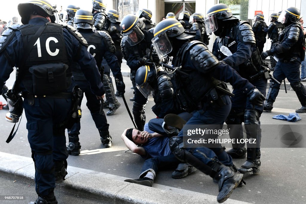 TOPSHOT-FRANCE-POLITICS-LABOUR-UNION-STRIKE