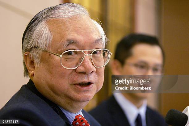 Hopewell Highway Infrastructure Ltd. Chairman Gordon Wu, left, speaks to reporters in Hong Kong Kong, China Monday, October 18, 2004 as his son,...