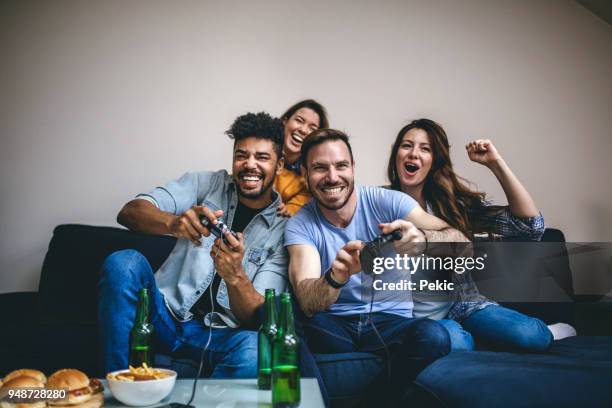 sommige kwaliteit tijd met vrienden lachen - game four stockfoto's en -beelden