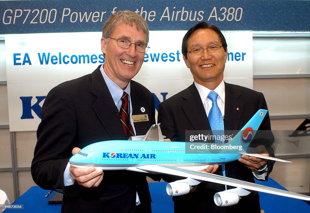 Engine Alliance President Bruce Hughes, left, poses with Kor