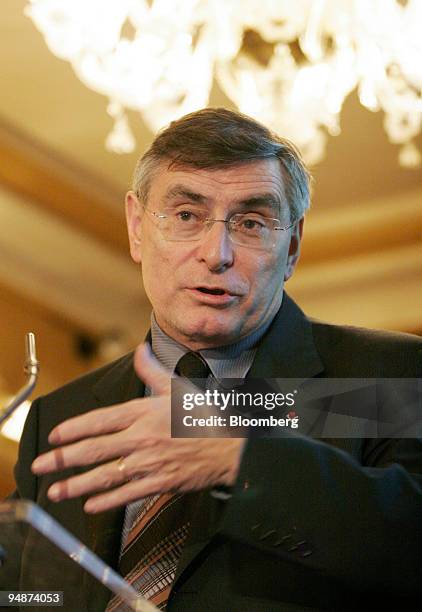 Jean-Louis Beffa, Saint-Gobain chairman and CEO, speaks during a news conference in the Le Doyen restaurant in Paris, France on Thursday, January 26,...