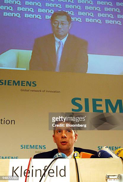 Siemens Chief Executive Klaus Kleinfeld speaks at a press conference in Munich, Germany, Tuesday, June 7, 2005. On the screen above him is BenQ Chief...